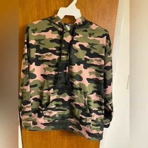 New with tags ladies dusty pink camo hoodie by Splash Sport, size 2X